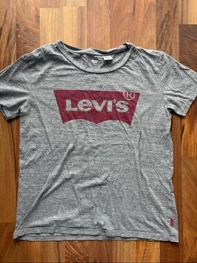 Levi's Woman’s Heather Gray Tee with Maroon Logo Size S